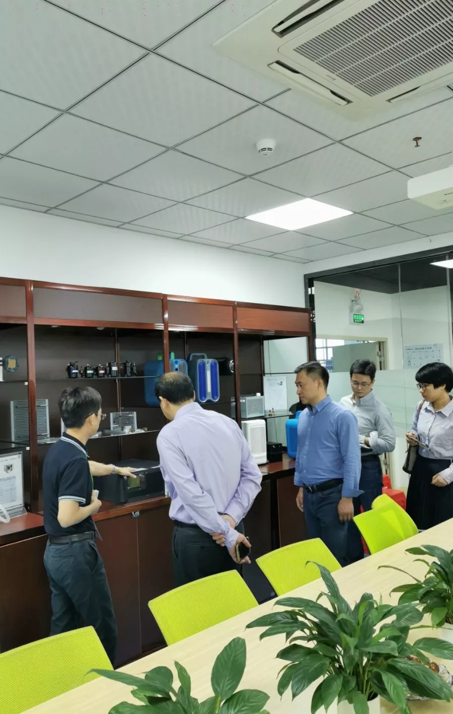 參觀產(chǎn)品展示區(qū)