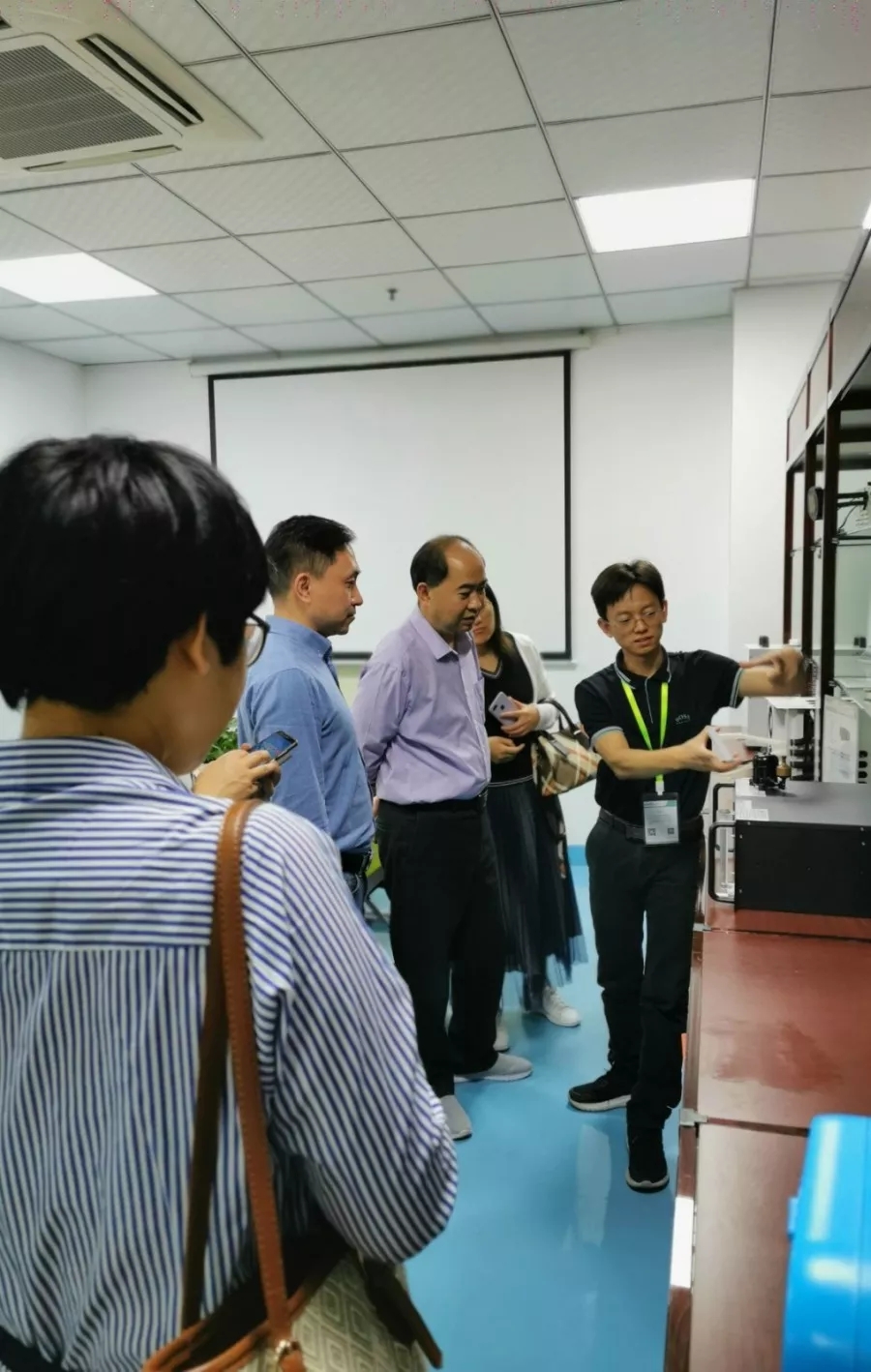 參觀產(chǎn)品展示區(qū)