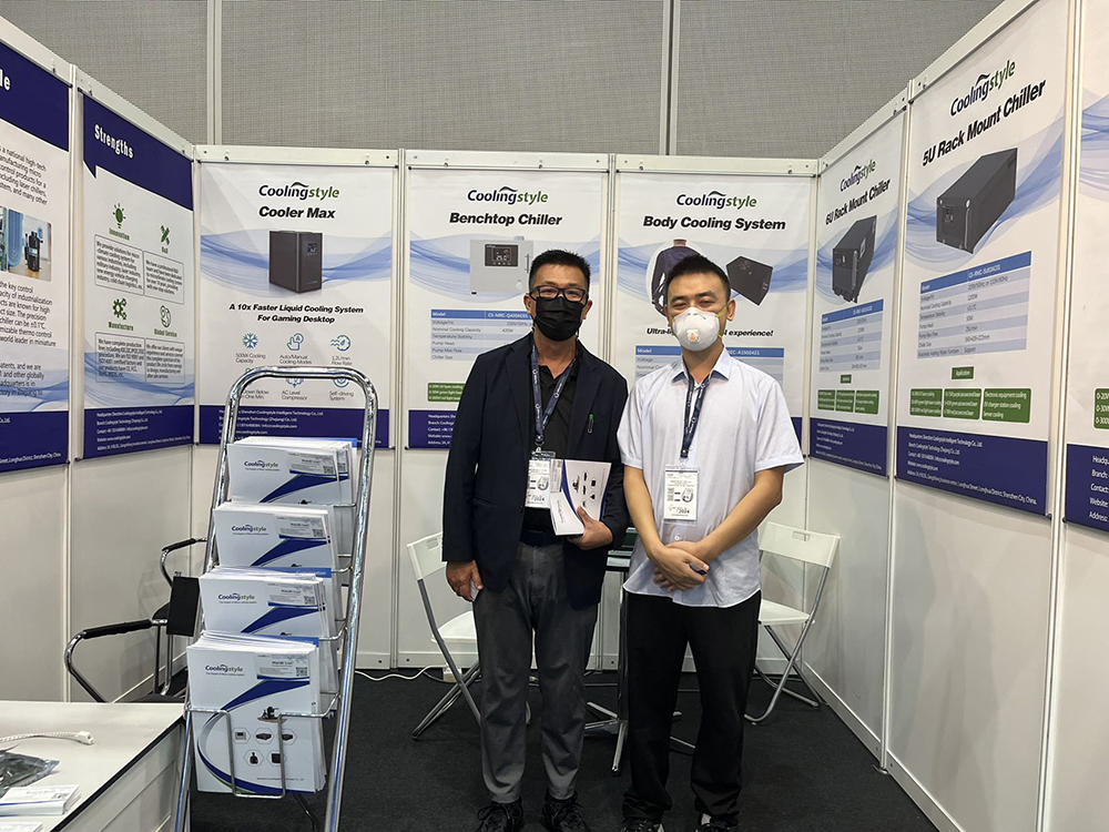 酷凌時(shí)代員工與觀展朋友的合影留念